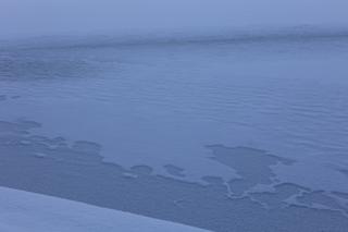 Zimowy Zalew Zemborzycki o zachodzie słońca. Na tafli wody jest już pierwszy lód! 