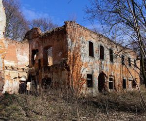 To jeden z najstarszych pałaców w Małopolsce. Mieszkańcy wsi widują w jego ruinach zjawę