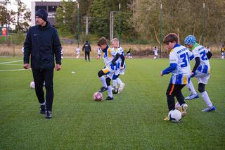 W Olsztynie otwarto profesjonalne boisko sportowe. Będą korzystali z niego młodzi piłkarze