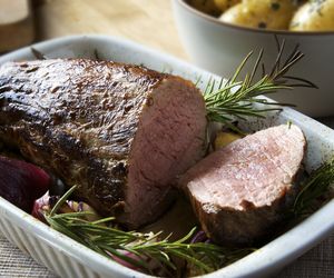 Jak piec mięso, by było miękkie i soczyste? [WIDEO]