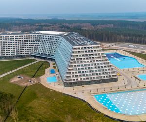 Hotel Gołębiewski w Pobierowie przypomina z daleka ogromny okręt pasażerski