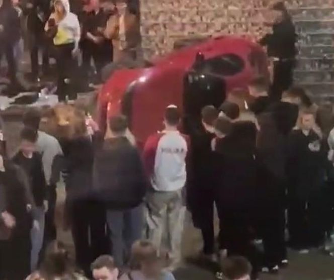 Zdewastowali auto na juwenaliach Politechniki Łódzkiej. Właścicielka szuka świadków