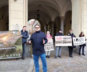 Wraca temat sprzedaży działki przy stadionie Tarczyński Arena. Ekolodzy protestują [ZDJĘCIA]