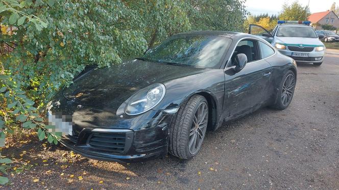 Pościg za kierowcą porsche. Wjechał do Polski z Niemiec i porzucił auto [ZDJĘCIA]