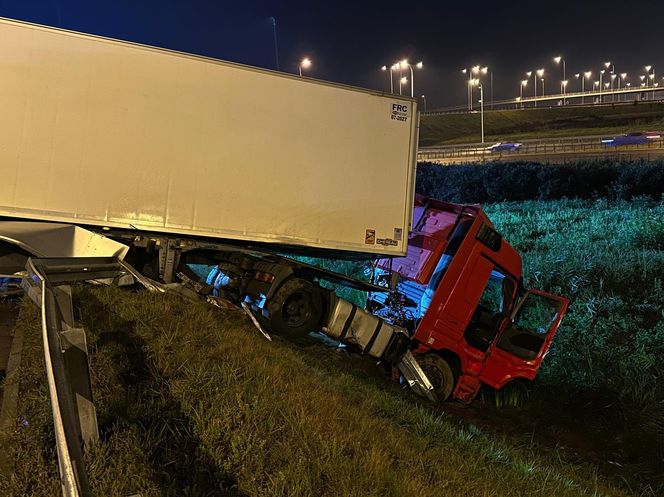 Ciężarówka runęła z nasypu na węźle pod Warszawą