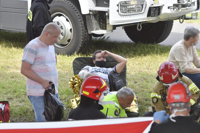 Autobus zawisł na moście Grota