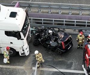 Osobówka zderzyła się z ciężarówką na A2. Rannego kierowcę zabrał LPR!