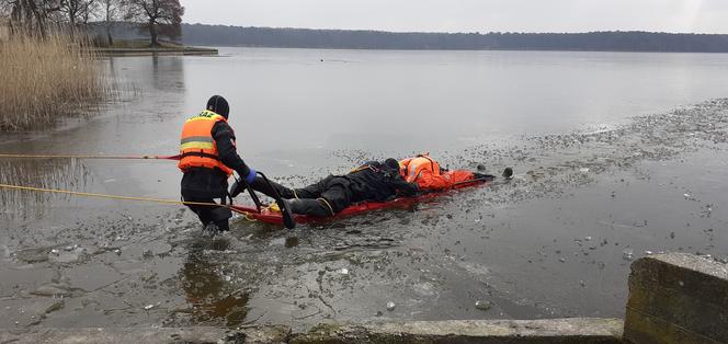 Lubelscy strażacy ćwiczyli na Zalewie Zemborzyckim ratowanie osób, pod którymi załamał się lód