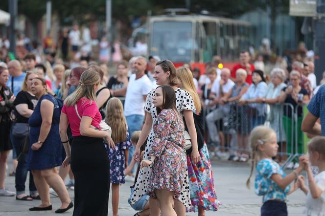 Potańcówki przed Teatrem Śląskim w Katowicach. "Roztańczony Wyspiański" porwał tłumy