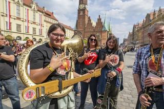 Zbliża się Gitarowy Rekord Świata! Wojski zagra Hey Joe na rogu, do wydarzenia dołącza zabytkowy kabriolet