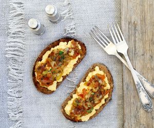 Karmelizowana cebula - jak ją zrobić? Dlaczego warto dodać cukier do cebuli? 