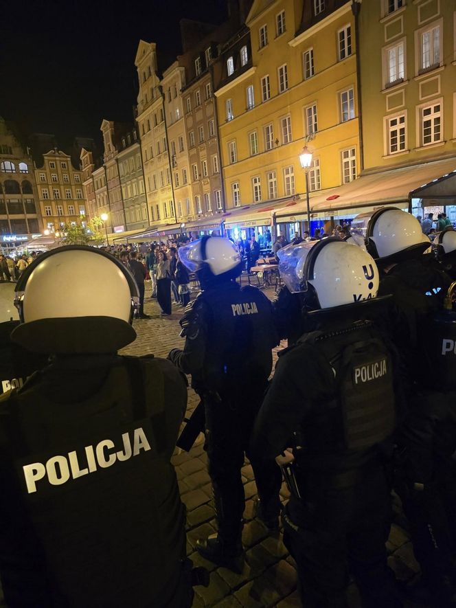 Wrocław. Burdy kibiców na Starym Rynku. Interweniowała policja [ZDJĘCIA].