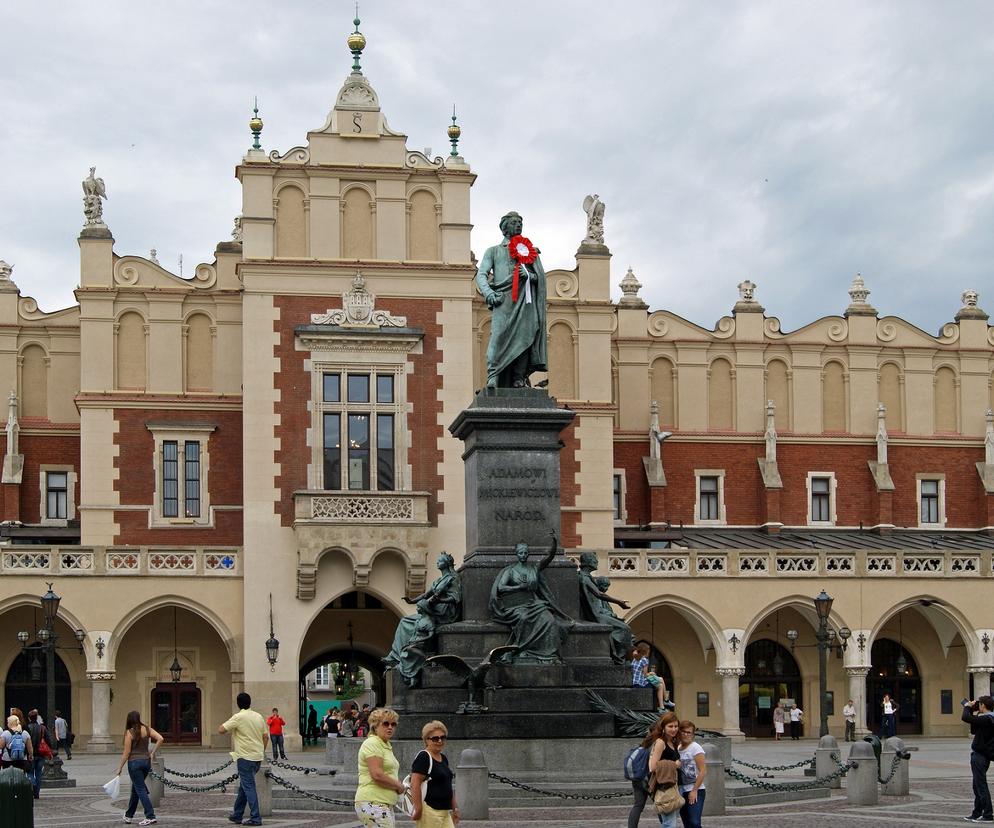 Drugi pomnik Mickiewicza stanął na Rynku Głównym w Krakowie. O co chodzi?