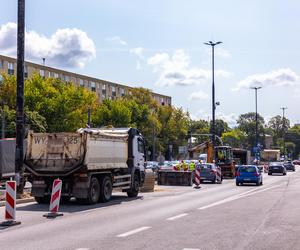 Prace przy zazielenianiu pl. Bankowego w Warszawie