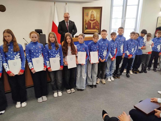 Sportowcom z UKS Rawa Siedlce wręczono w Urzędzie Miasta Siedlce pamiątkowe dyplomy