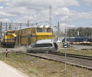 Pociąg wbił się w osobówkę na przejeździe kolejowym. Szokująca symulacja zderzenia w Warszawie
