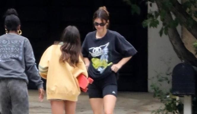 Kendall Jenner z przyjaciółkami uczy się jazdy na deskorolce