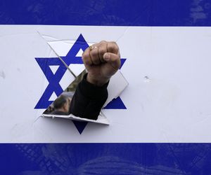 Izraelski dron zaatakował jeden z zakładów na polach gazowych na południu Iran, doszło do potężnego wybuchu i pożaru.