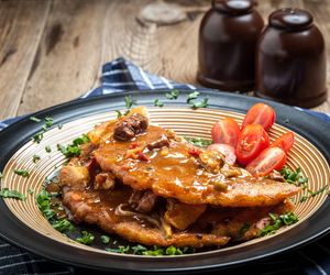 Placki po bieszczadzku - idealne na sycący obiad. Ich tajemnica tkwi w sosie