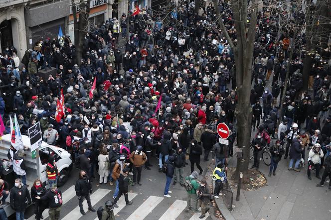 Francja płonie! Wielki atak na policję, dziesiątki rannych