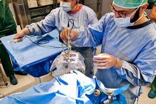 Niezwykłe osiągnięcie lekarzy z Warszawy. Usunęli z głowy Natanka guza mózgu