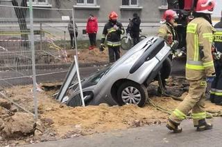 ŁÓDŹ. Starszy pan zaparkował w wykopie. Jak on to zrobił?! [ZDJĘCIA]