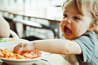 Popędzasz dziecko przy jedzeniu? Nie rób tego - im wolniej, tym zdrowiej
