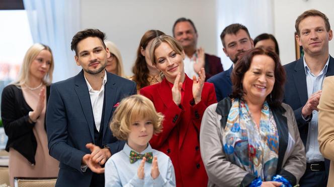 Barwy szczęścia odc. 2973: Aro (Martin Bogdan), Renata (Anna Mrozowska), Łukasz (Michał Rolnicki), Bogusia (Halina Bednarz), Grześ (Noah Culbreth)