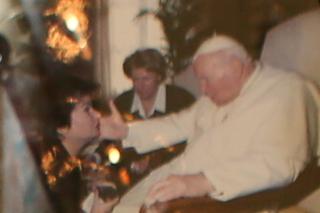 Całowała Papieża w pierścień teraz pozwala go powiesić