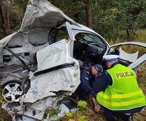 Makabra pod Wyszkowem. Bmw i peugeot zmiażdżone jak puszki. Jedna osoba nie żyje