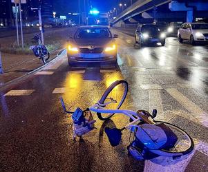 Dramatyczny wypadek w Warszawie. Trzasnął skodą w rowerzystkę
