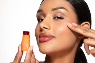 Róż  – bohater letniego makijażu