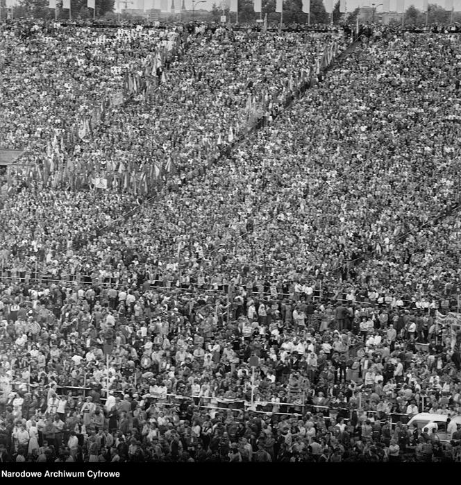 Stadion X-lecia. Pobyt papieża Jana Pawła II w Warszawie podczas II pielgrzymki do Polski w 1983 r.