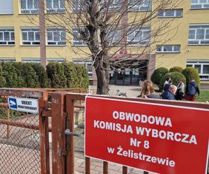 Wybory samorządowe 2024 w województwie pomorskim. Mieszkańcy wrzucają swoje głosy do urn