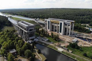 Statki w gigantycznej wannie jadą windą 36 metrów w górę. Tak działa podnośnia Niedorfinow