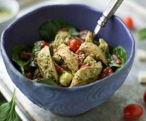 Szybka sałatka z kurczakiem w sosie pesto: fit posiłek bez gotowania