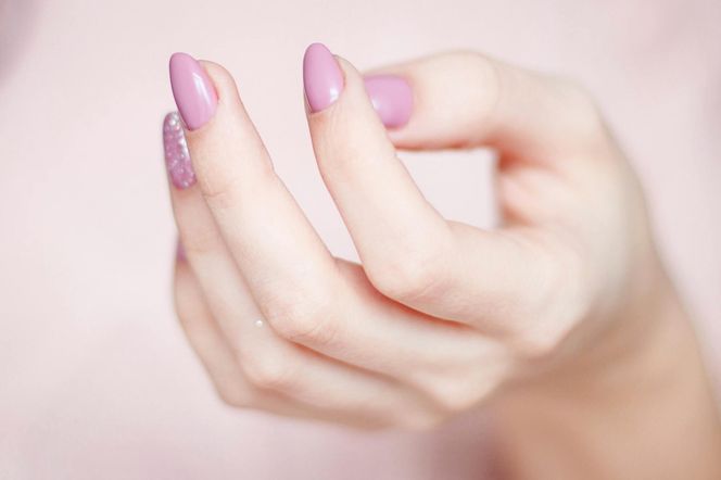 Szukasz idealnego manicure’u na lato? Te kolory pięknie podkreślą wakacyjną opaleniznę