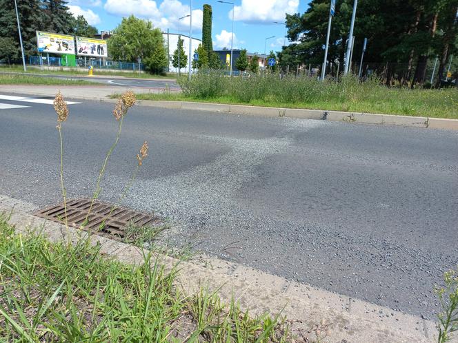 Tak się łata dziury na ulicach Leszna. Grys pryska spod kół