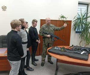 Studenci nauczą się strzelać. Cztery karabinki BERYL trafiły do Uniwersytetu Radomskiego. 