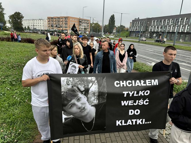 Setki osób upamiętniły Oliwiera. 20-latek zmarł po interwencji policji. "Zabili go jak zwierzę"