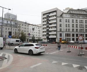 Rozkopane i zamknięte centrum Warszawy. Nie ma jak dojechać do urzędów, banków i sądów. Czy drogowcy puszczą ruch przez nowy deptak?!