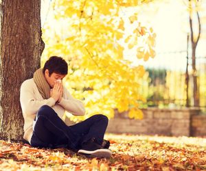 Co pyli w październiku? Jakie pyłki wywołują alergię w październiku?