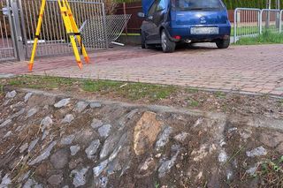 Samochód roztrzaskał się na betonowym ogrodzeniu pod Tarnowem. Kierowca trafił do szpitala