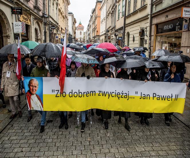 Marsze papieskie w Krakowie. Tłumy w 18. rocznicę śmierci Jana Pawła II