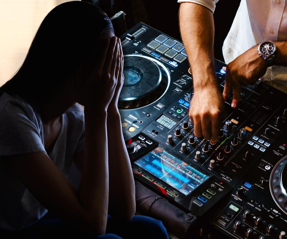 Bulwersujące zachowanie DJ-a. 47-latek oskarżony