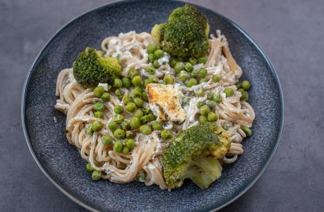 Spaghetti z pieczoną fetą, brokułami i groszkiem: nowy przepis na FETA PASTA
