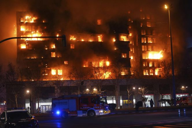 Ogromny pożar, spłonęły dwa 14-piętrowe bloki! Są ofiary i ranni