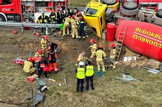 Kierowca zakleszczony w pojeździe, a na jezdni rozlany beton. Przerażająca kolizja przy węźle Opacz