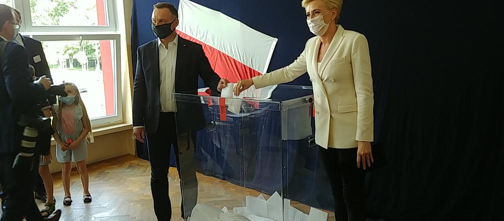 Andrzej Duda zagłosował w jednym z lokali w Krakowie wraz z Pierwszą Damą