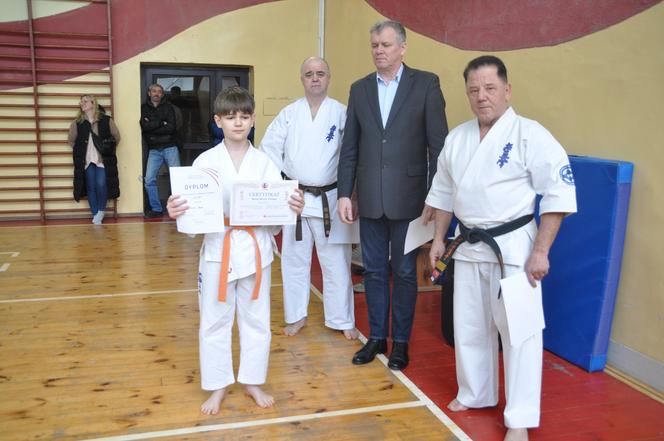 Akademia Karate w Skarżysku. Certyfikaty na wyższe stopnie dla wychowanków klubu